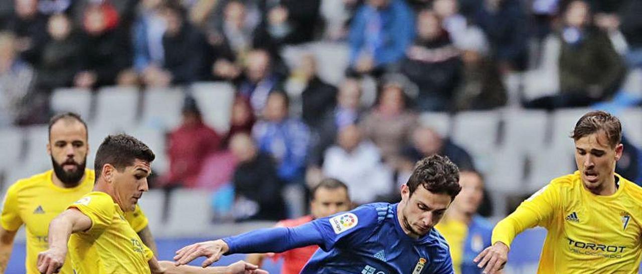 Borja, con el balón, entre Garrido y Sergio, en el partido ante el Cádiz.