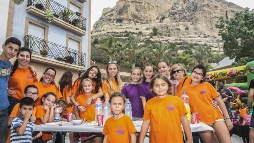 Miembros de la hoguera Puerte de Villavieja durante el almuerzo