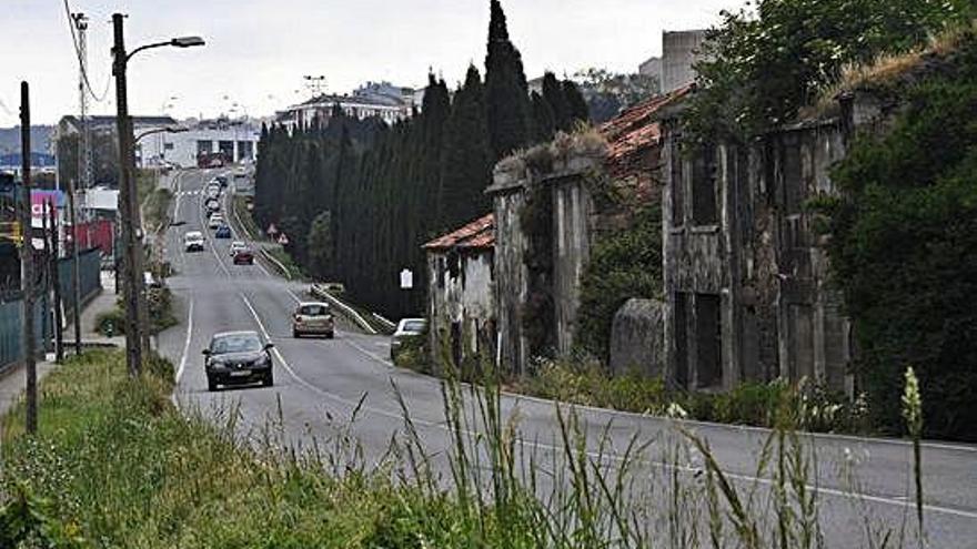 Casas en ruina, a la derecha, en el núcleo de San José, en la carretera que lleva a Meicende.