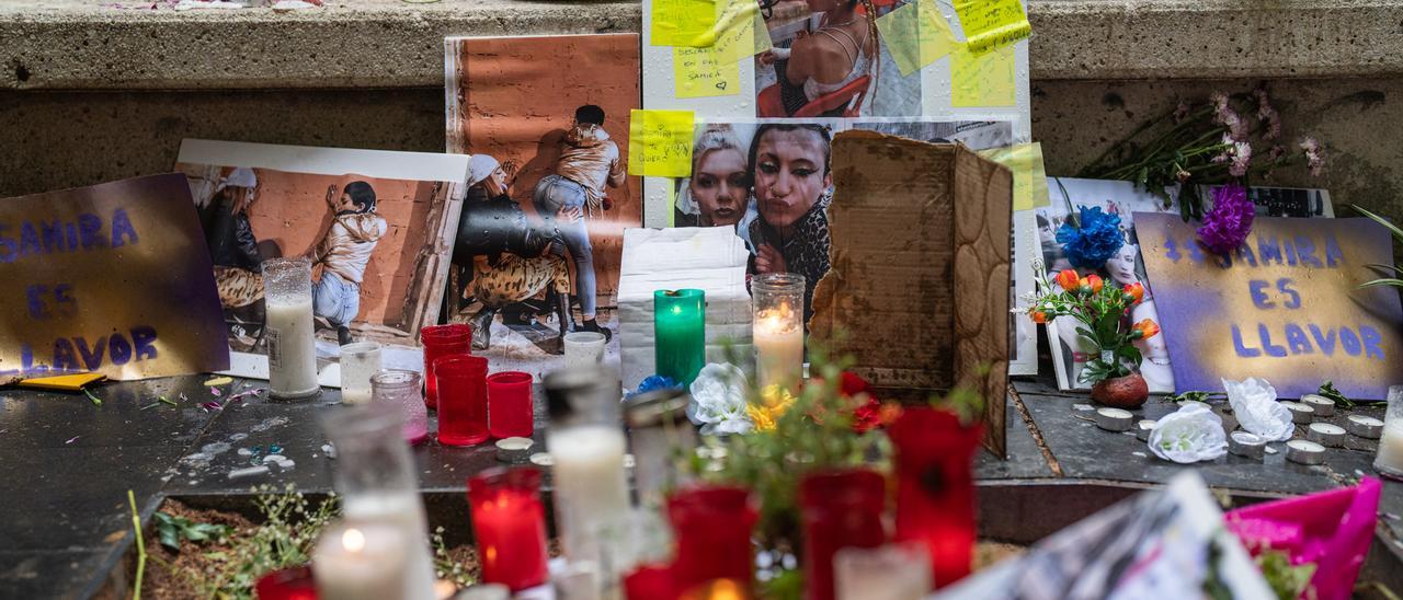 Ofrendas en recuerdo de Shamira en el lugar donde murió por la caída de una palmera, en Barcelona.