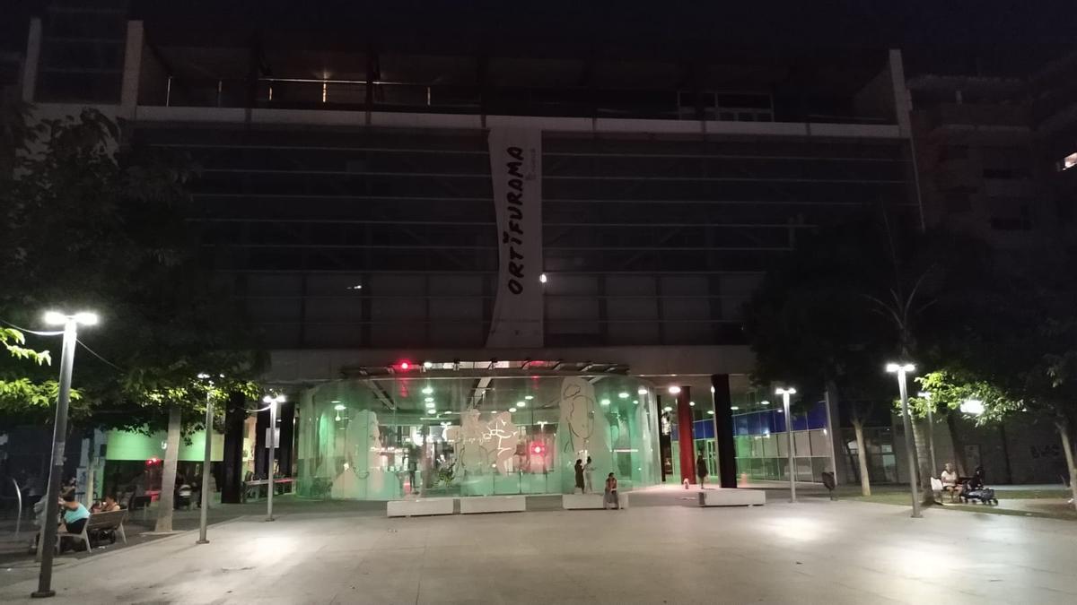 El Edificio Metro de Torrent, habitual sala de exposiciones, situado encima de la estación ferroviaria.