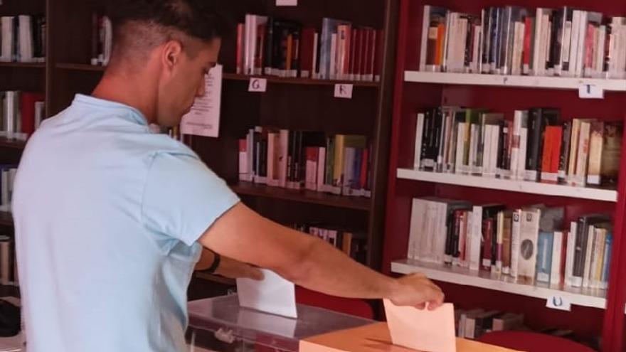 Un joven de Garcíaz ejerce su derecho al voto
