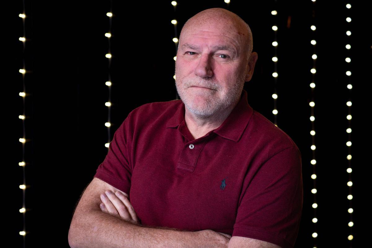 Retrato de el escritor escocés Alan Parks, que presenta "Cielo rojo sobre Glasgow".