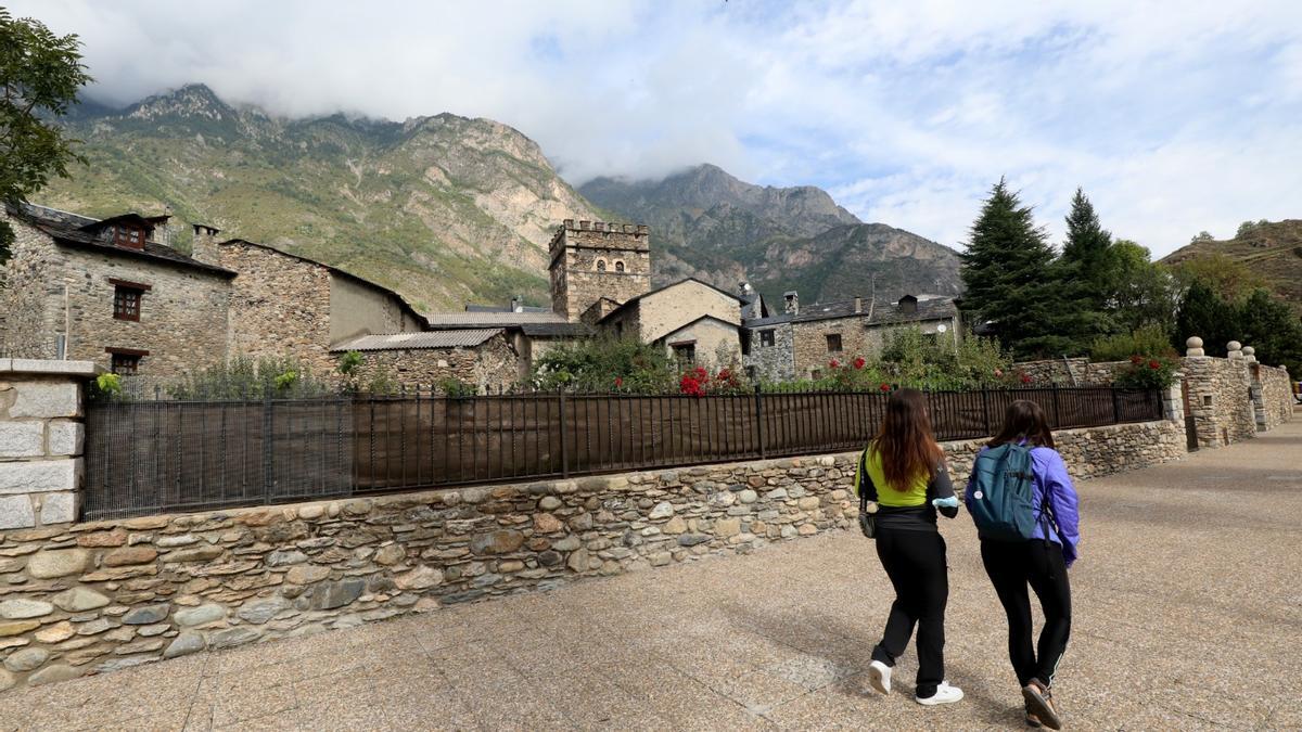 Dos vecinas pasean por Benasque en una imagen de archivo.
