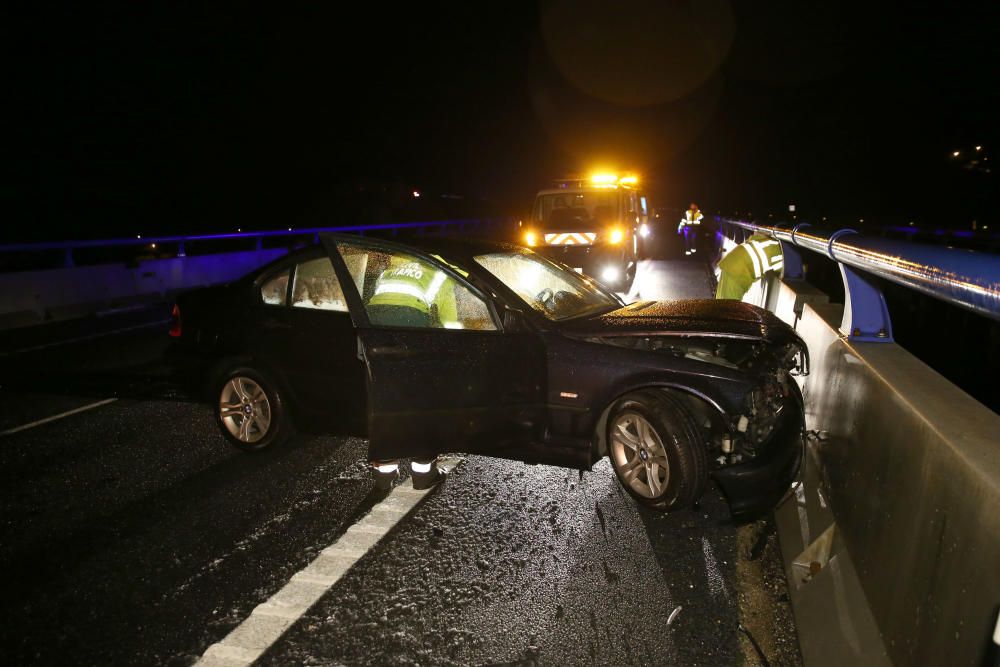 Un conductor muere al caer de un viaducto en A Cañ