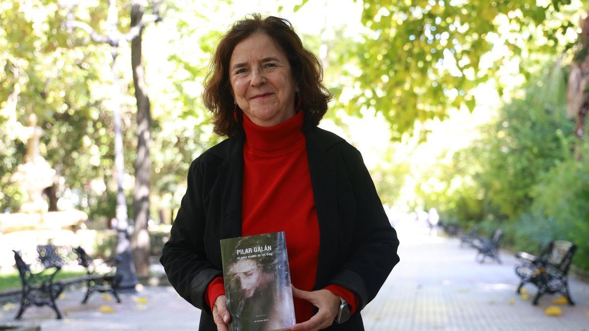 La escritora Pilar Galán posa con su nuevo libro, 'El peso exacto de las horas'.