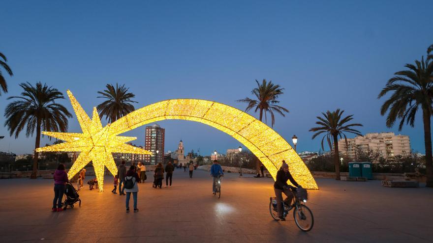 Más de un millón de euros para alumbrado navideño en València: 45 árboles y 274 arcos luminosos