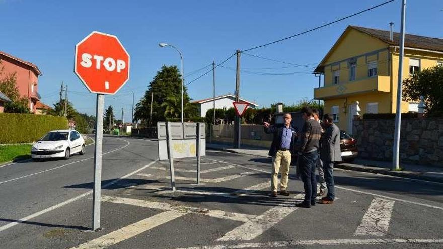 El alcalde y técnicos provinciales, en un cruce en A Rocha.