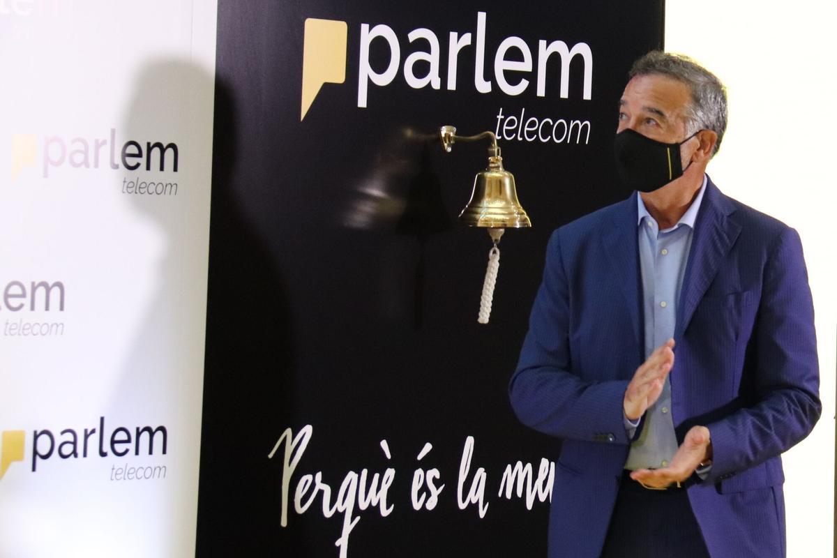 Pla curt d'Ernest Pérez-Mas, conseller delegat de Parlem telecom, aplaudint a la Borsa de Barcelona, el 22 de juny del 2021 (Horitzontal).
