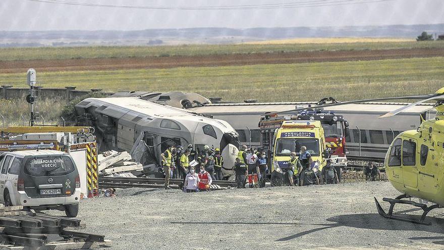 Estado en el que quedó el tren Alvia tras el impacto contra el todoterreno que se había precipitado a las vías en la base de La Hiniesta.