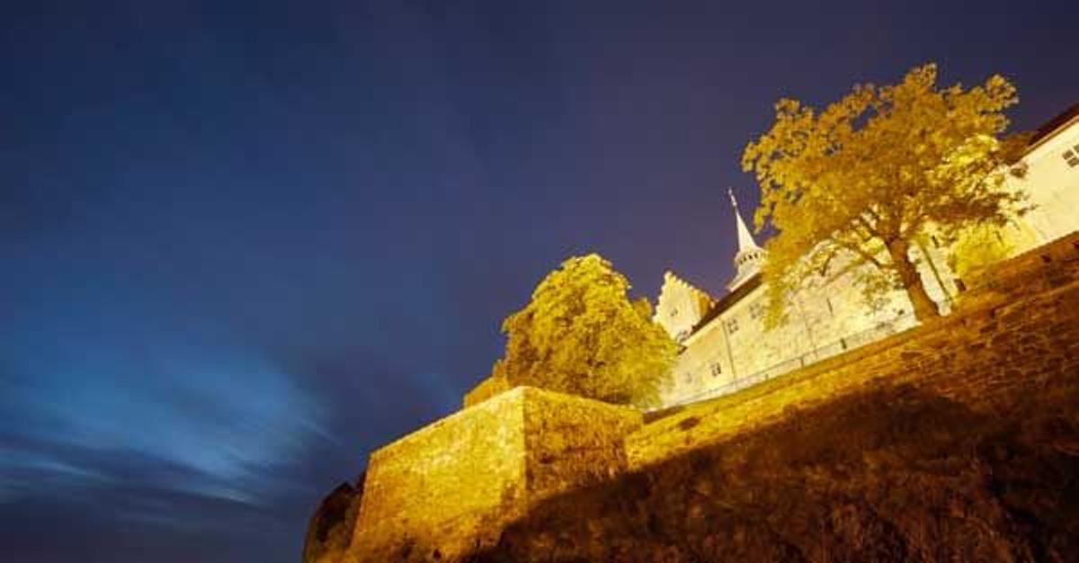 La Fortaleza de Akershus se ilumina por las noches.