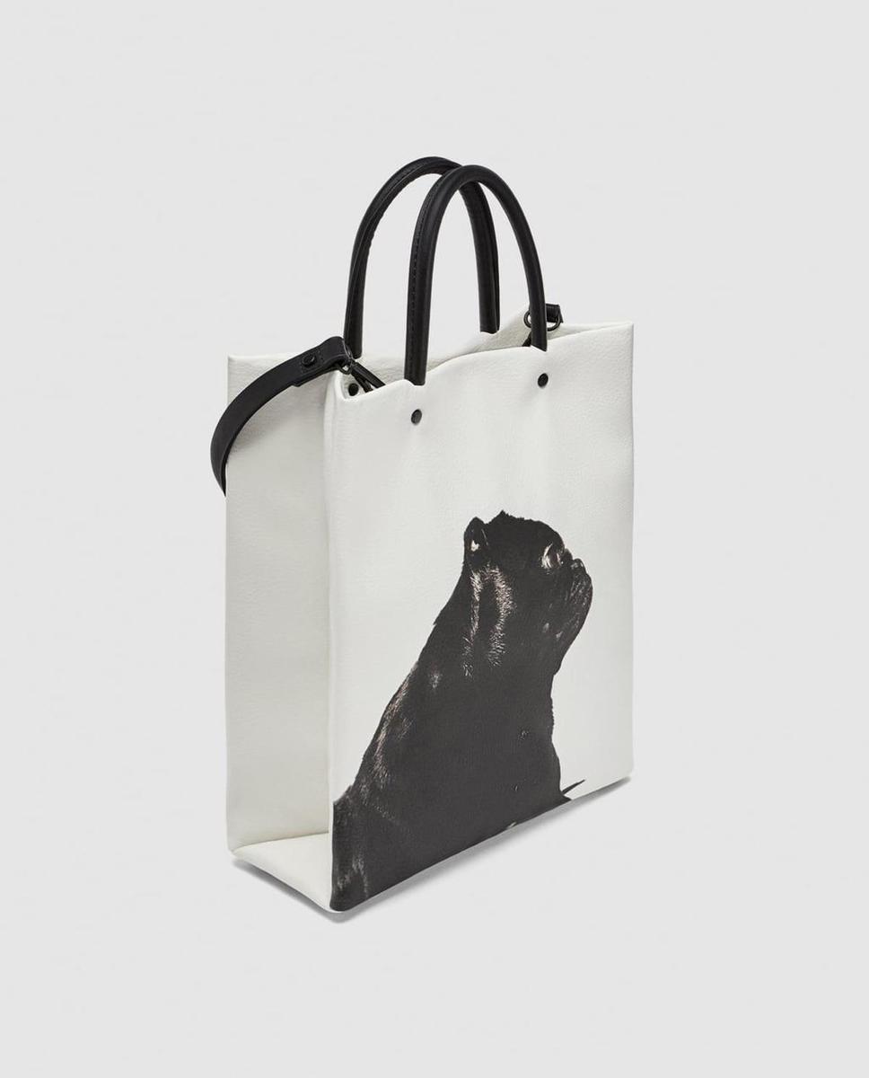 Bolso blanco con dibujo de perrito de Zara. (Precio: 29, 95 euros)