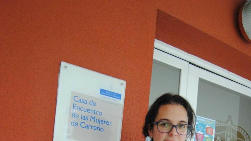 Patricia Corrales, en la Casa de Encuentros, con el cartel.