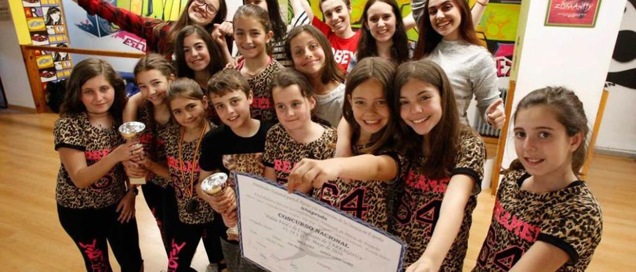 Las alumnas de la academia avilesina de Luisa Núñez, con el premio conseguido en Tarragona.