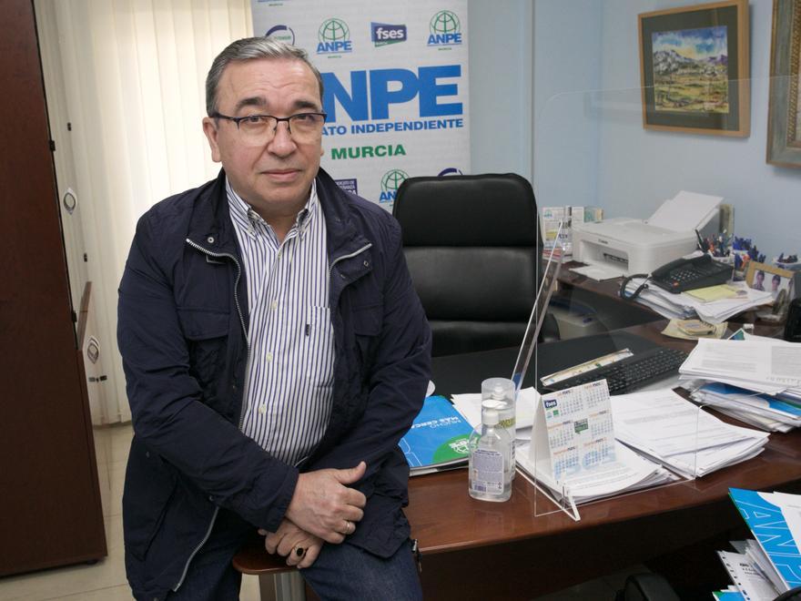 Clemente Hernández recibe a La Opinión en su despacho de la sede de Anpe en Murcia