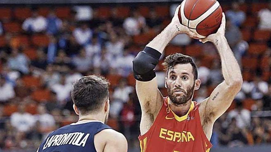 Rudy busca el pase ante Laprovittola en el amistoso entre España y Argentina.