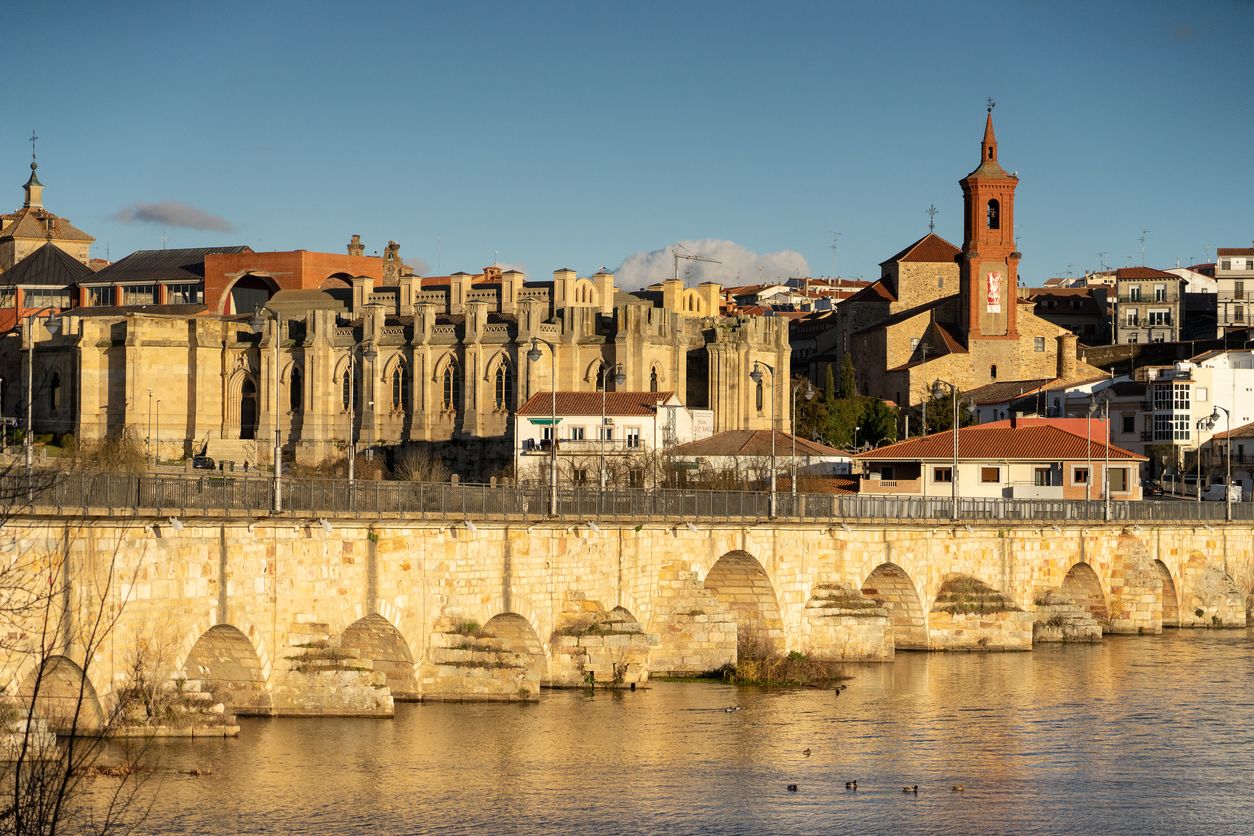 Vista panorámica del pueblo de Alba de Tormes y del río Tormes.