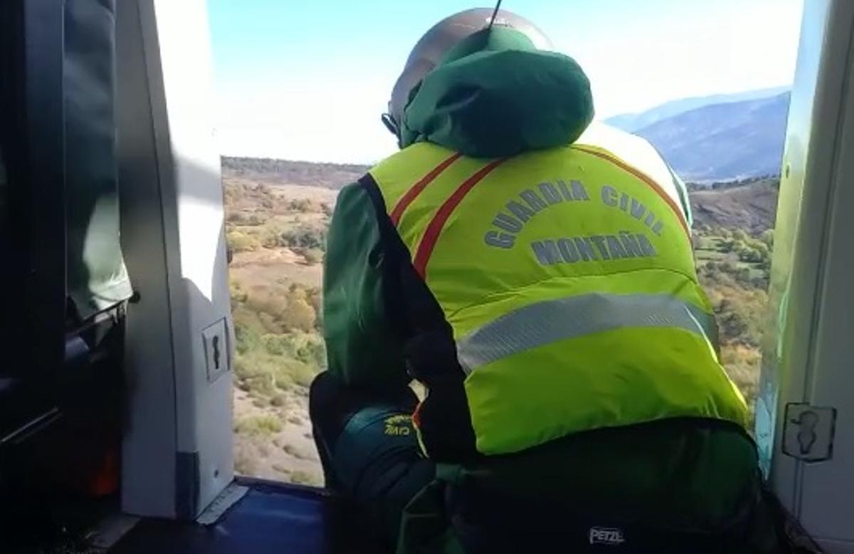 Un guardia civil de montaña, observando el territorio desde el helicóptero.