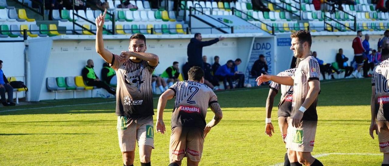 Diego Dominguez, a la izquierda, celebra su tanto en el pasado derbi ante el CD Pozoblanco.