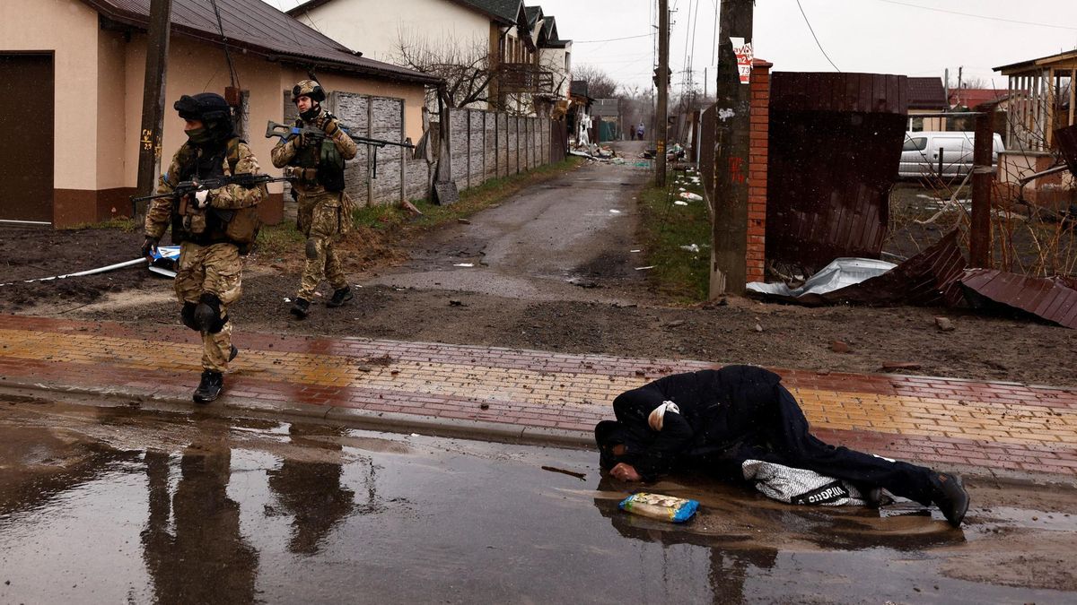 Un cadáver en la acera de un ciudadano ucraniano.