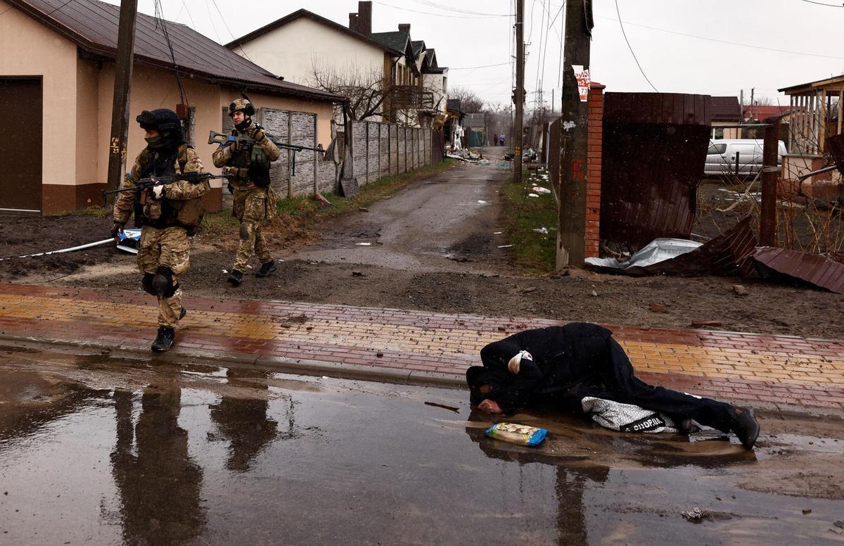 Un cadáver en la acera de un ciudadano ucraniano.