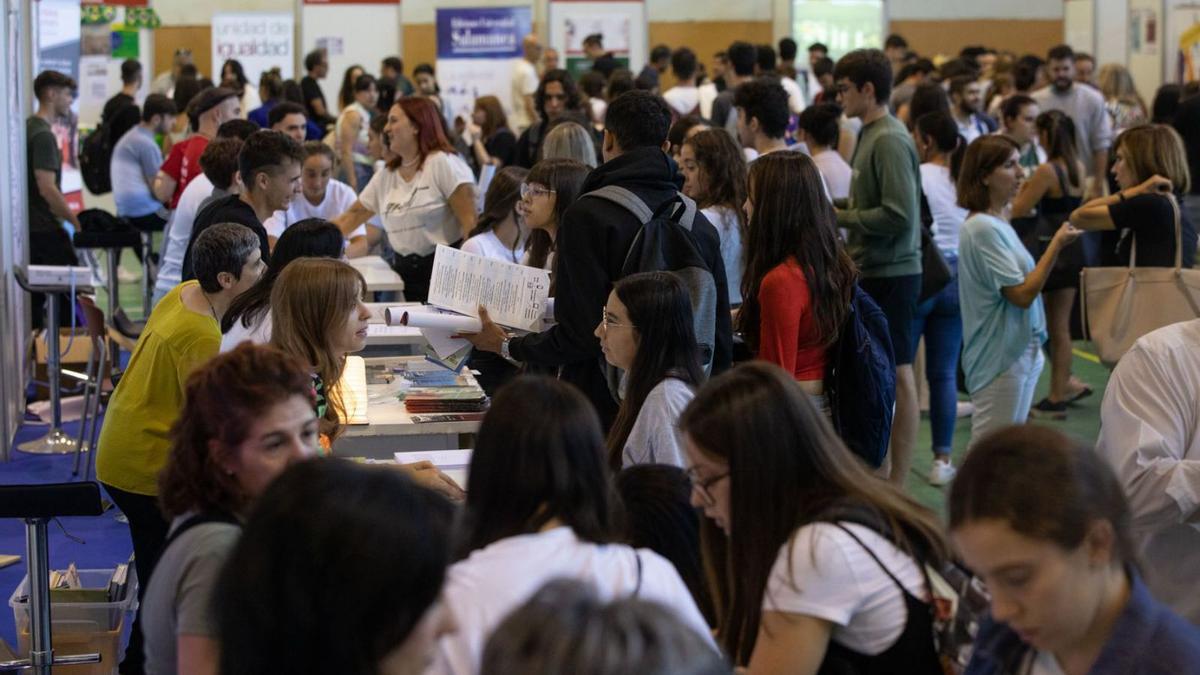 La Feria de Bienvenida congregó a numerosos alumnos del Campus Viriato en el pabellón. | Ana Burrieza