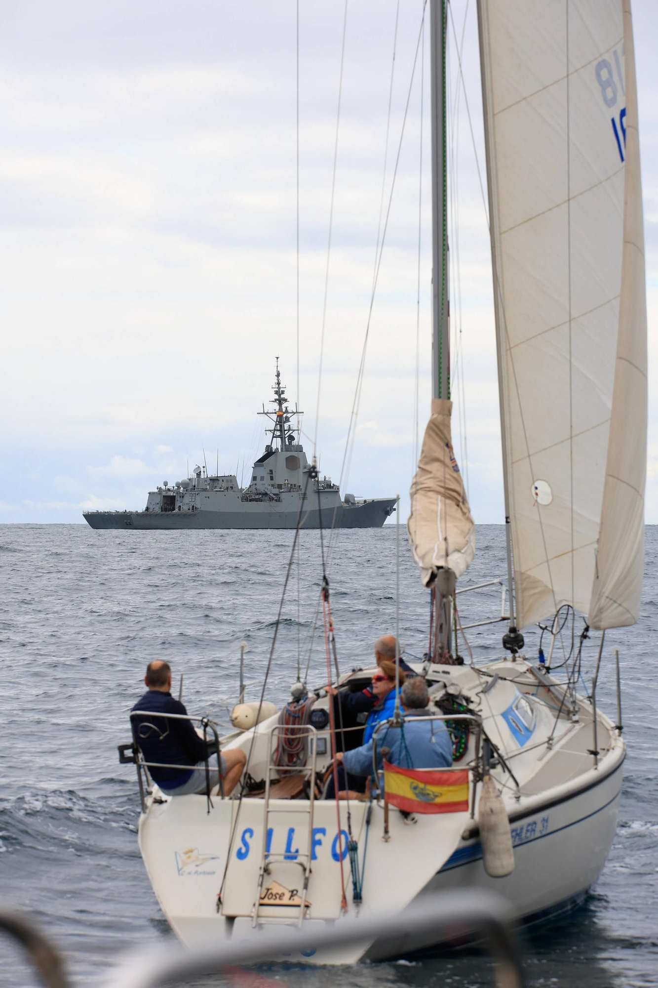 En imágenes: así se despidieron más de 40 embarcaciones del "Elcano" y la "Blas de Lezo" surcando la costa de Gijón