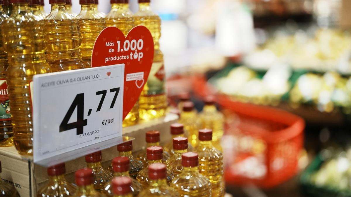 Aceite a la venta en un supermercado.
