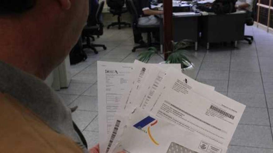 Un contribuyente observa sus documentos en la Agencia Tributaria.