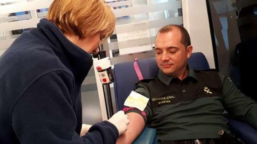 La Guardia Civil, solidaria  |  Una unidad móvil de la Axencia de Doazón de Órganos e Sangue se desplazó ayer a Vila de Cruces, coincidiendo con la jornada ferial, para atender a todas las personas que deseasen donar sangre. Entre las decenas de voluntarios figura el guardia civil Ángel Riádigos Saavedra, destinado en el puesto cruceño y que quiso sumarse a esa campaña solidaria.