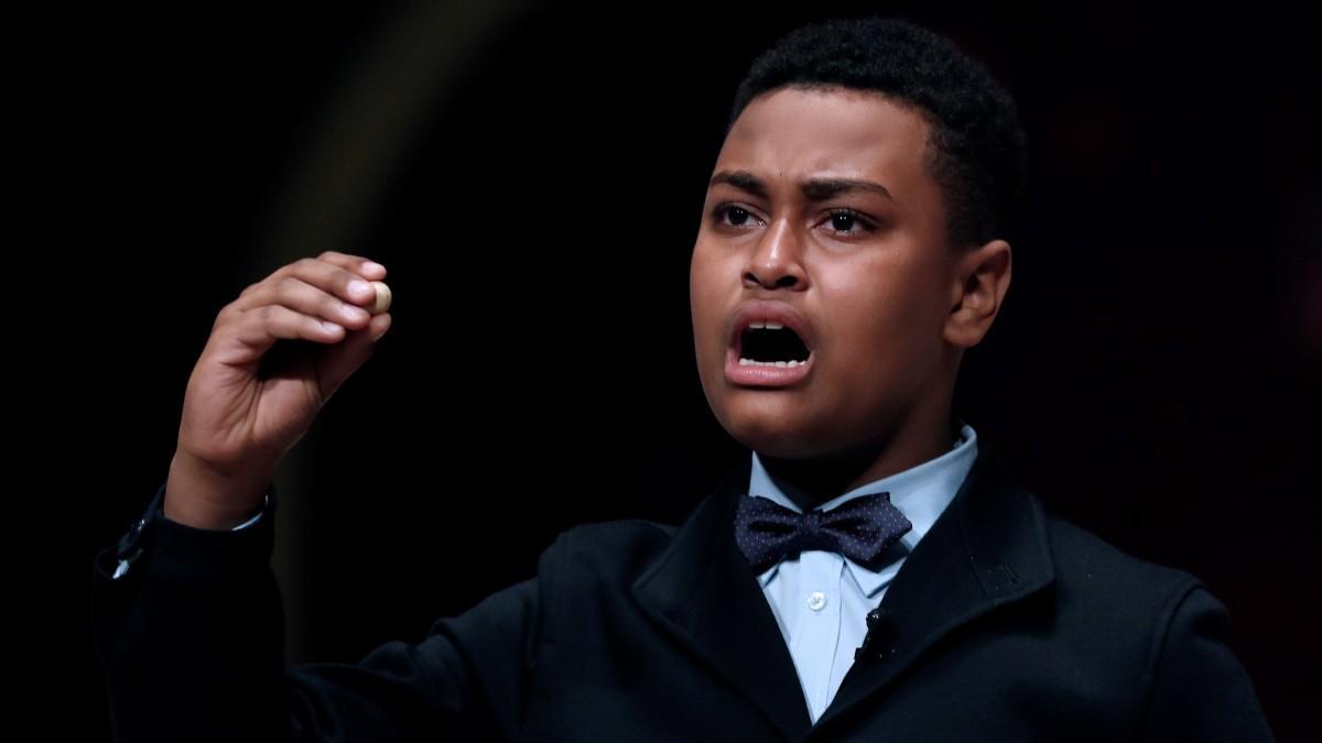 Niño de San Ildefonso cantando un premio de la Lotería de Navidad