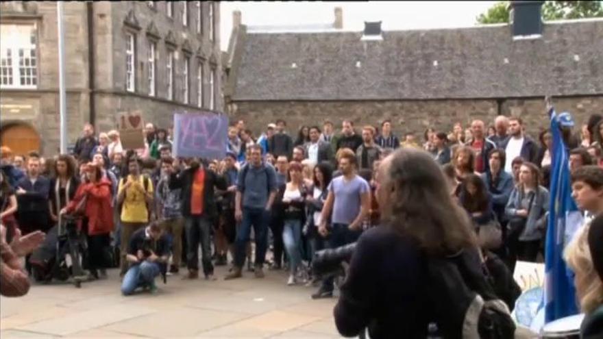 Multitudinaria protesta contra el 'Brexit' frente al parlamento escocés