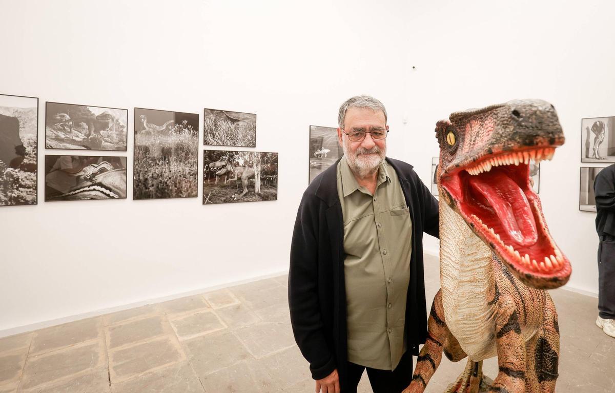 Joan Fontcuberta posa en la planta noble del Casal Solleric, donde exhibe sus imágenes