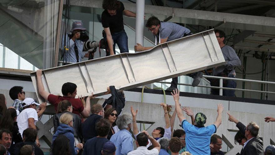 Imagen de la plancha metálica que se ha desprendido.