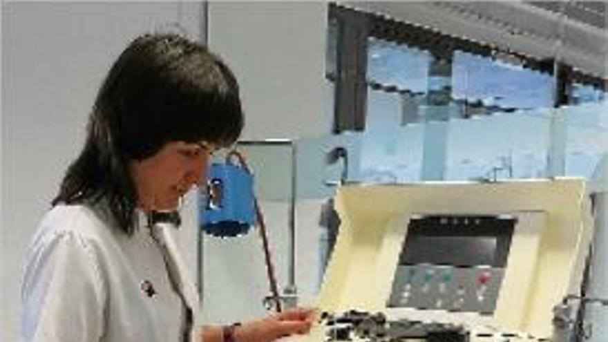 La infermera Raquel Vilaseca amb la nova màquina per a l&#039;afèresi
