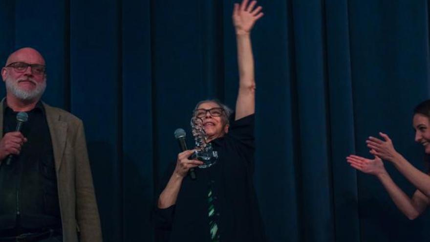 Kiti Mánver, recibiendo elpremio del Festival de Teatroen el Cervantes.