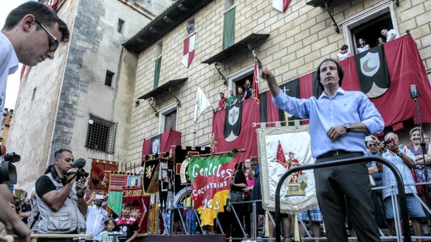 Rafael Mullor dirigiendo el Himno en la plaza del Pla