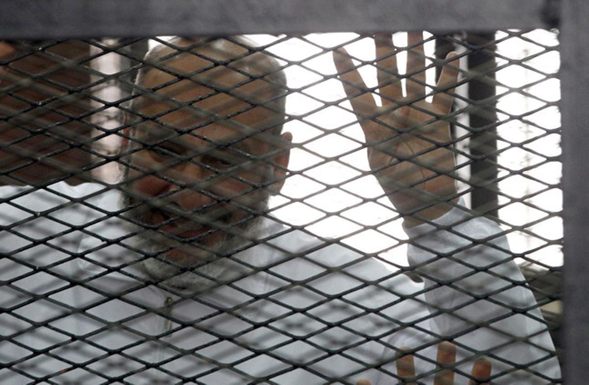 Un membre dels Germans Musulmans gesticula durant el judici, al Caire.