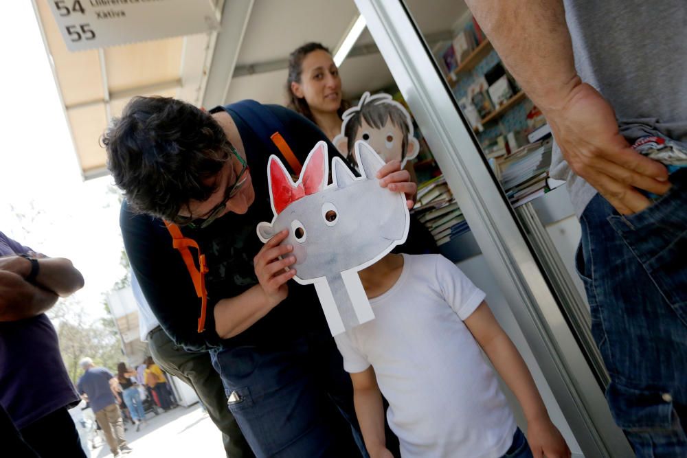 Último día de la 53.ª Feria del Libro de València celebrada en los jardines de Viveros.