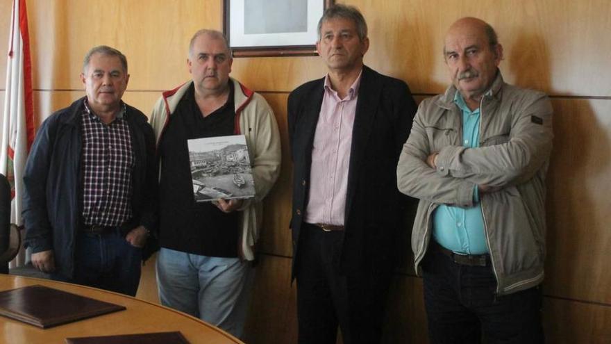 Por la izquierda, Saturnino Prendes, Javier Méndez, Tito Aramendi y José Antonio González, ayer, en la presentación del libro.