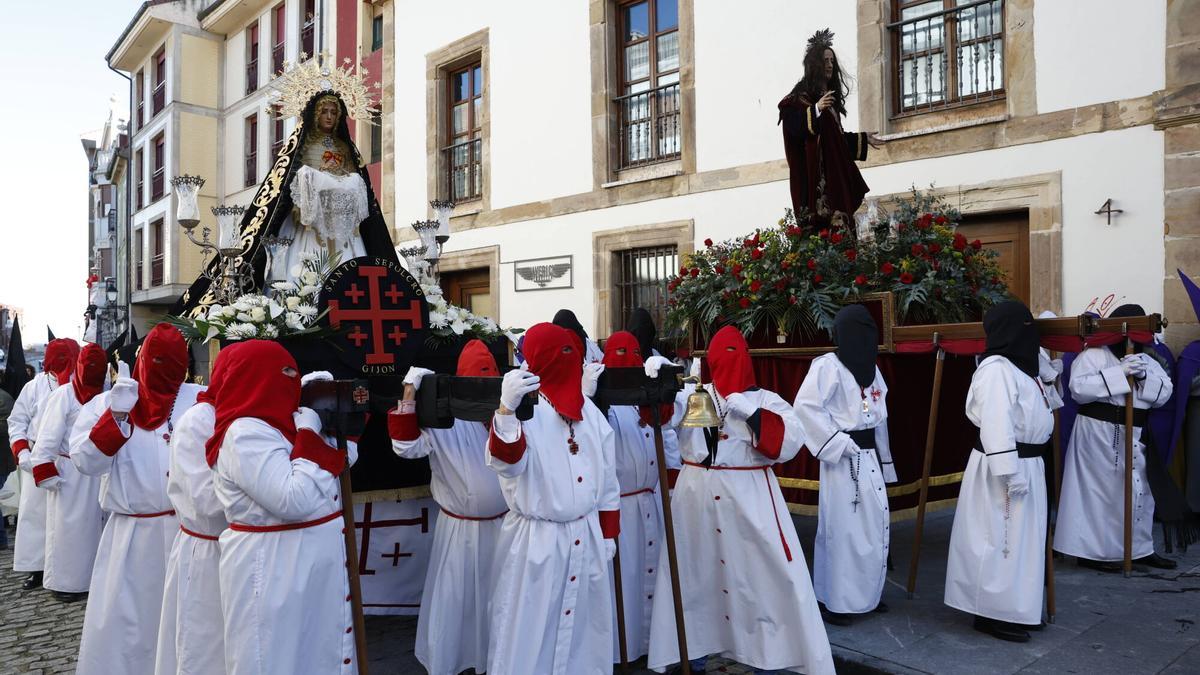 VÍDEO: Así fue la profesión del Sábado Santo en Gijón