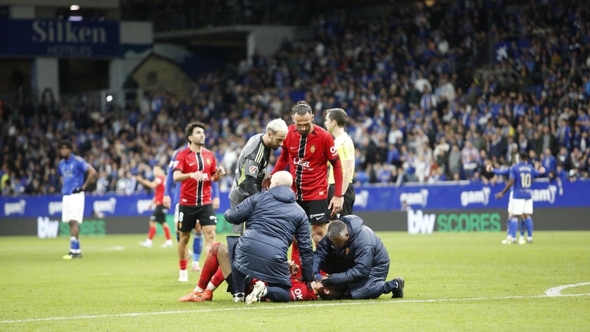 Raíllo, atendido en el césped del Tartiere al final del partido del Mallorca en Oviedo