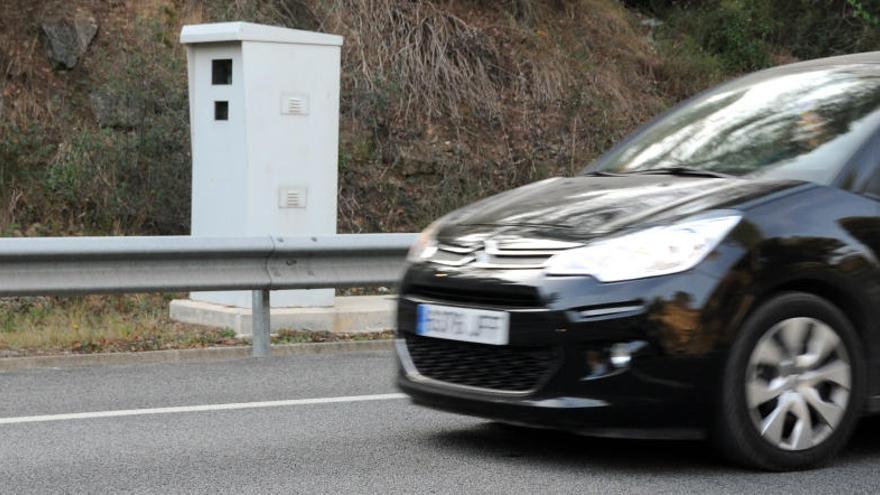 Un cotxe passa per davant d&#039;un control de velocitat per radar.