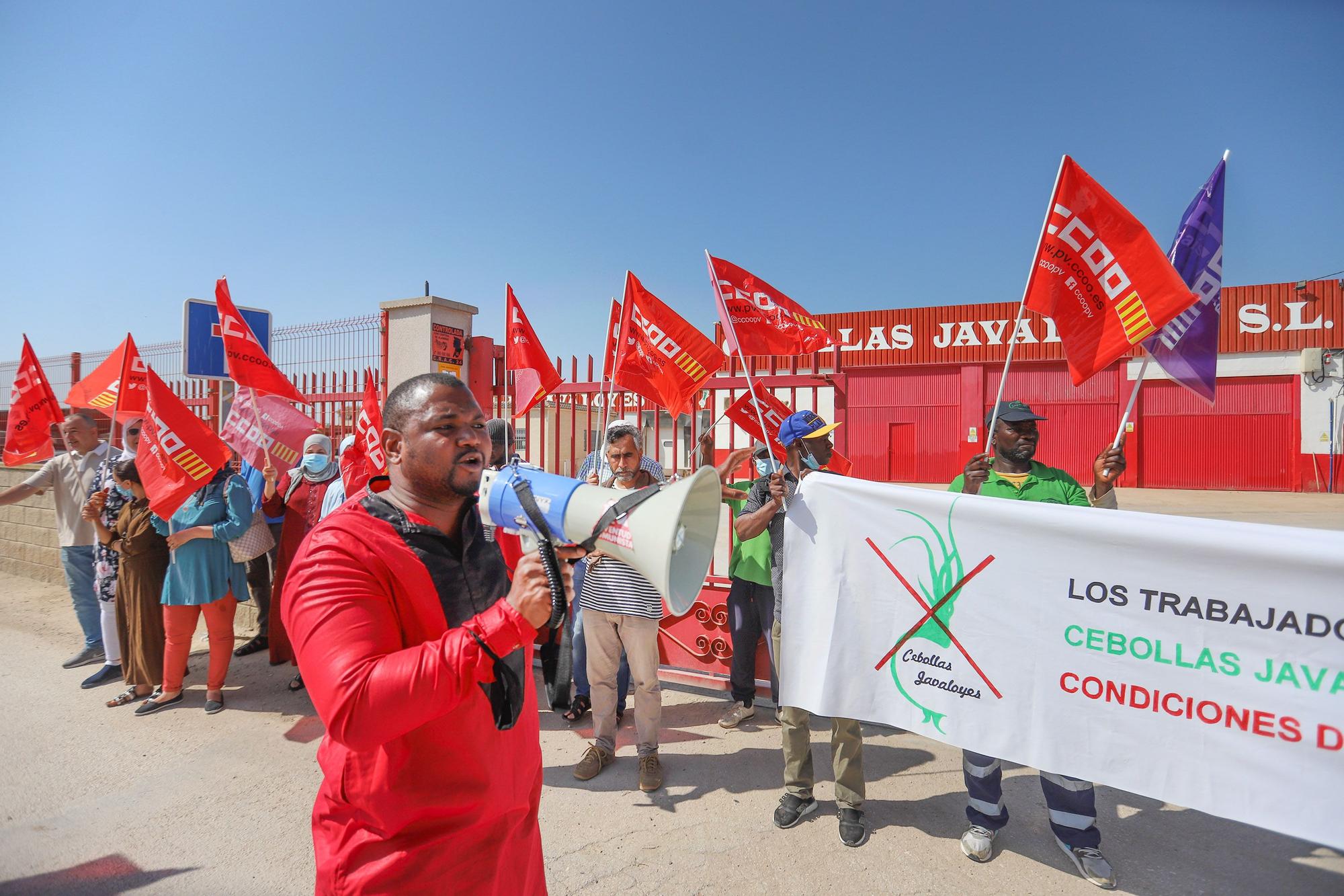 Trabajadores de Cebollas Javaloyes en Cox se concentran por "trato discriminatorio y represión sindical" en el día del Ramadán