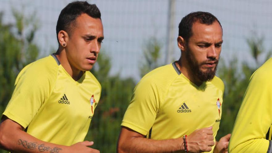 Orellana y Marcelo, durante un entrenamiento del Celta en A Madroa.