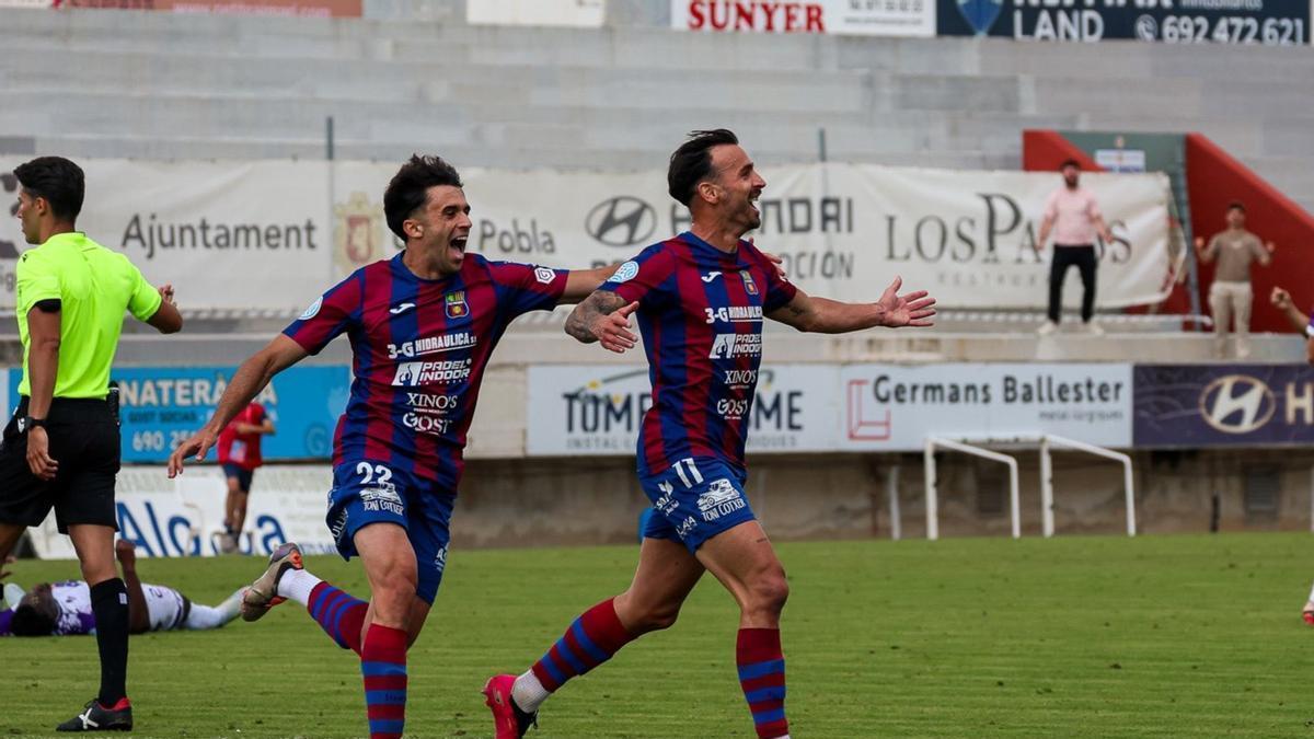 Aitor Pons celebra el gol que certificaba la clasificación al Poblense a la final del play-off