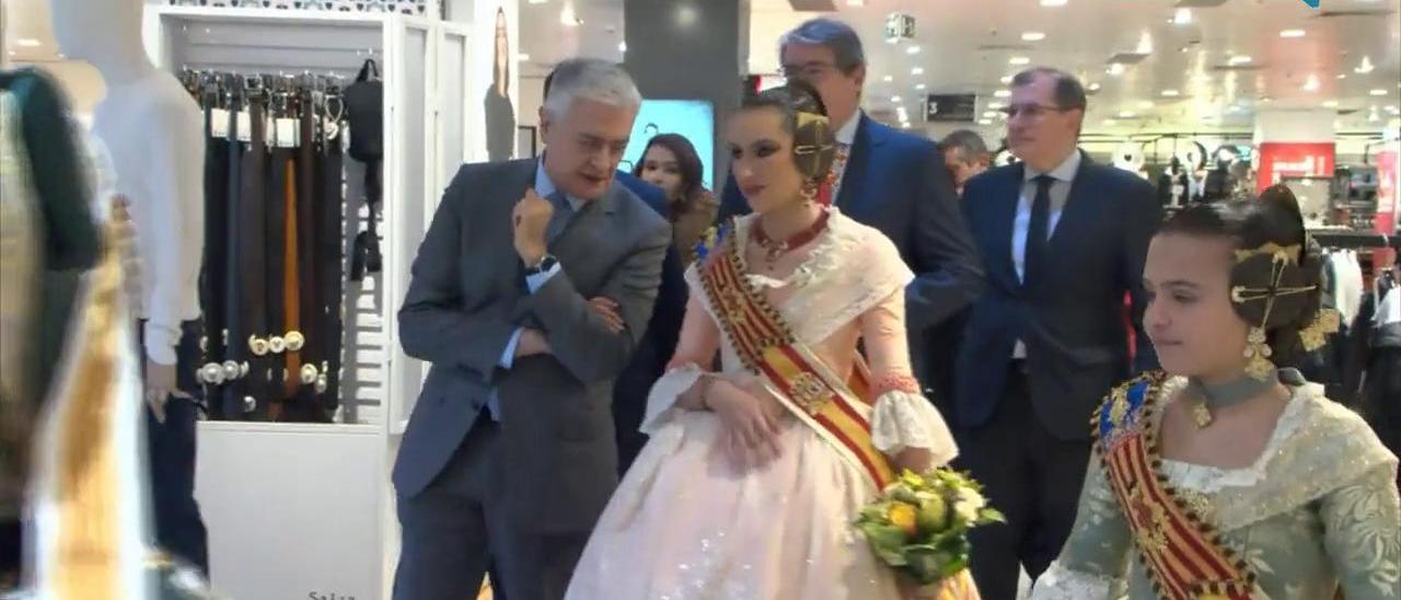 Las Falleras Mayores de Valencia, María Estela Arlandis y Marina García, junto a sus cortes de honor, han visitadol El Corte Inglés de Colón