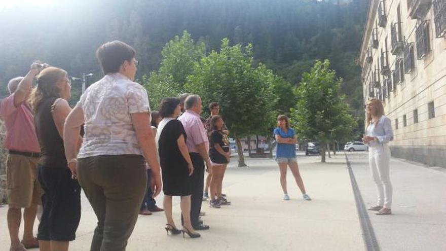 Varios turistas atienden a la explicación en la visita guiada al monasterio de Corias.