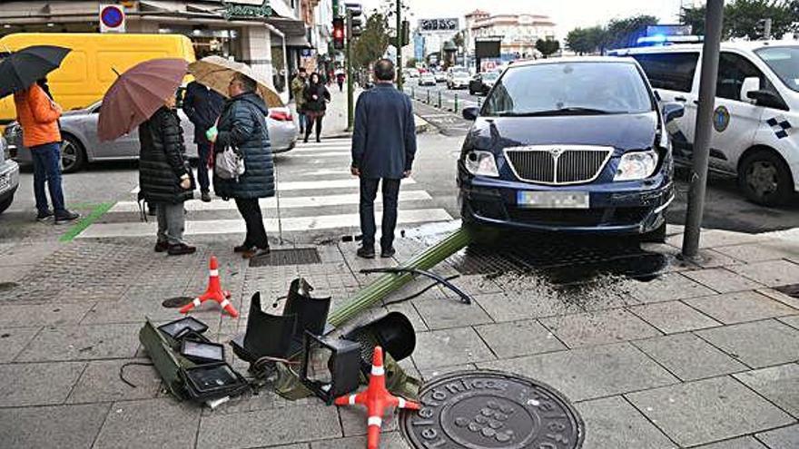 El vehículo que derribó el semáforo, en el cruce de Linares Rivas con Menéndez Pelayo.