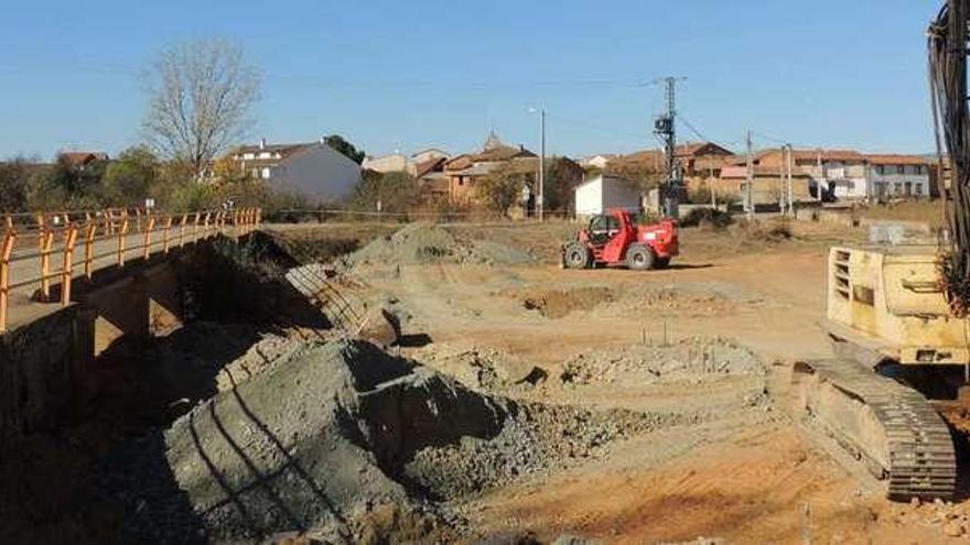 Obras de construcción del nuevo puente de Uña de Quintana.